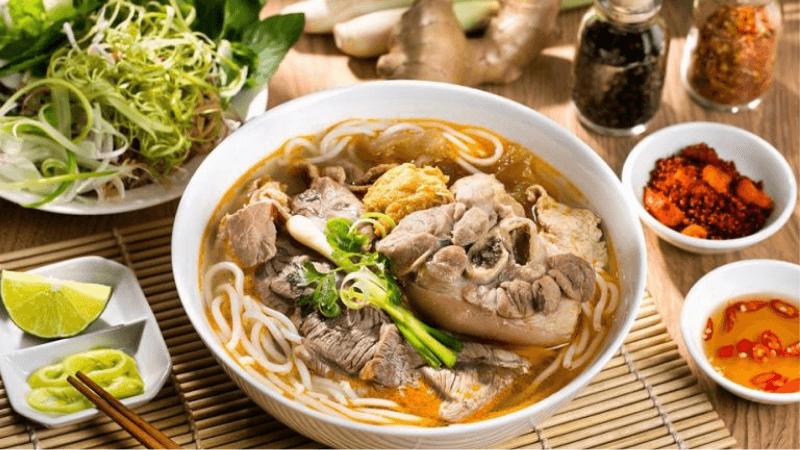 Đặc sản bún bò Huế