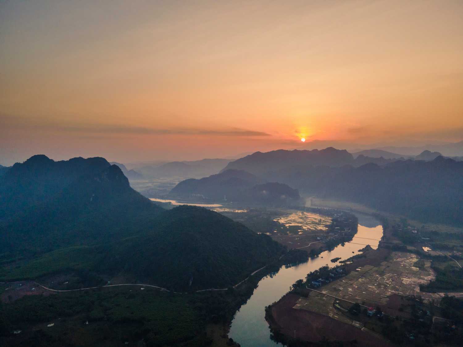 Bình minh ló dạng bên dòng sông Son thơ mộng