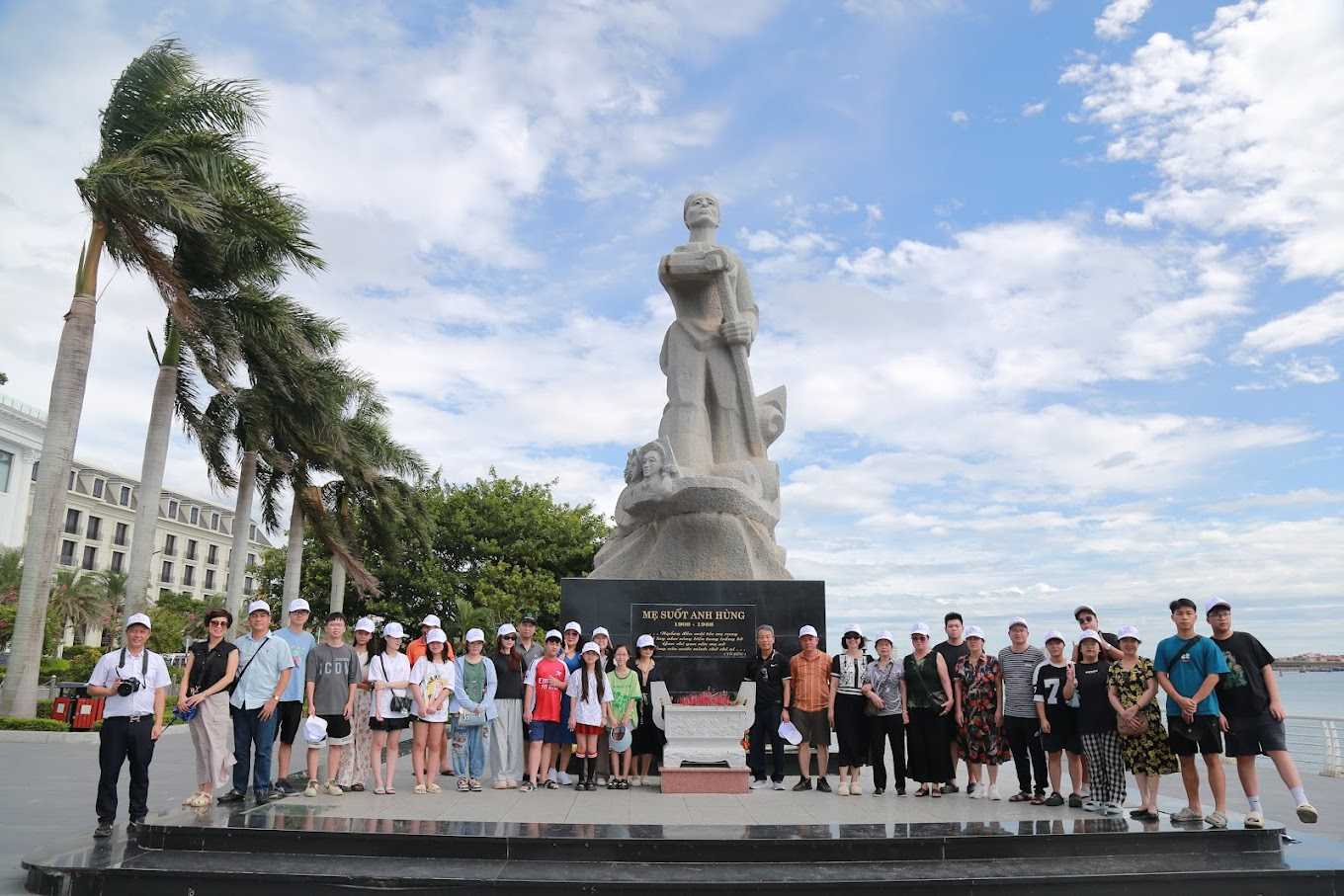 Ngày nay, Tượng đài Mẹ Suốt là điểm đến được du khách đến chiêm bái, tìm hiểu về lịch sử đấu tranh hào hùng của dân tộc