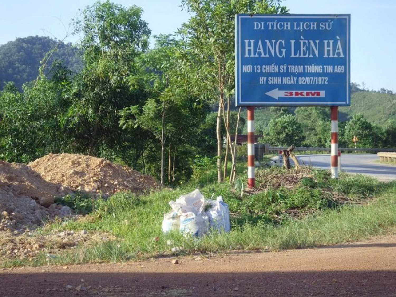 Bảng hướng dẫn đi đến di tích Hang Lèn Hà, Quảng Bình