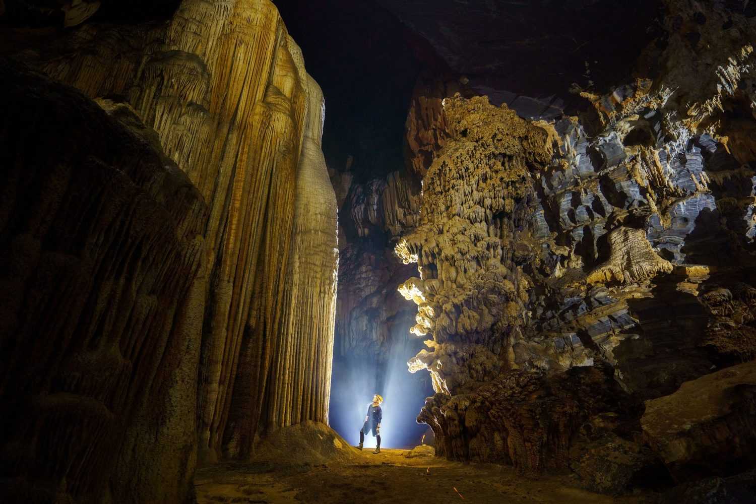 Hang Tiên, một hang thuộc hệ thống hang động Tú Làn, nổi bật với những thạch nhũ tuyệt đẹp và kỳ vĩ. Nguồn: Oxalis Adventure