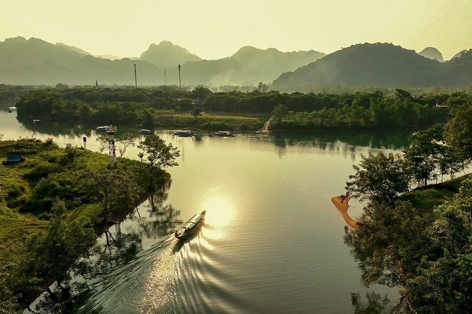 Ngã ba sông Son trước cửa Động Phong Nha