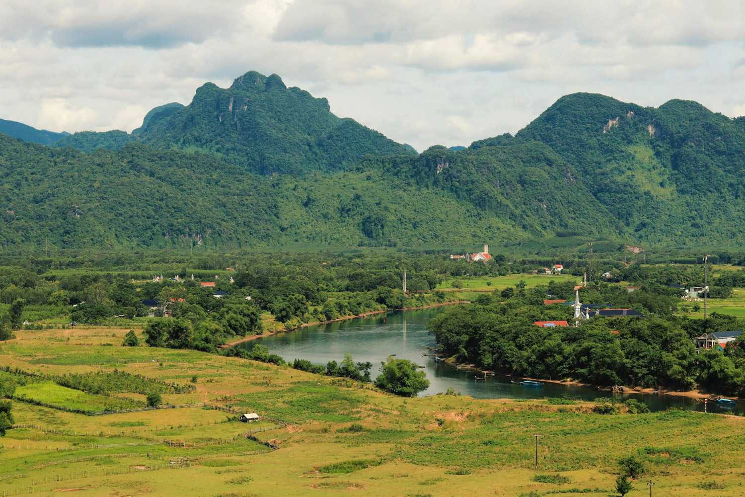 Làng Trằm Mé và Sông Chày nhìn từ đường lên Động Tiên Sơn