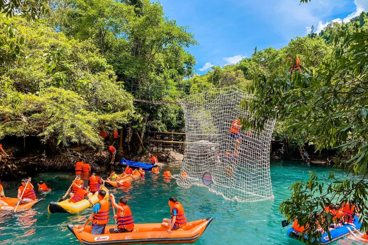 Suối Nước Moọc có đa dạng các trò chơi dưới nước và trên bờ. Nguồn: Phong Nha Tourism