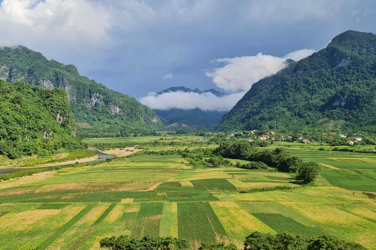 Toàn cảnh làng Mô - Xã Trường Sơn với sông núi hữu tình